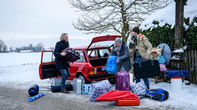 Bild: ARD/WDR/Christof Arnold Gerry (Johannes Huth), Max (Stefan Hartmann) und Michael (Erich Altenkopf) geben alles, um das Auto zu beladen.