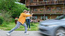 Gerry (Johannes Huth) stürzt sich heldenhaft vor ein Auto, um Shirin (Merve Çakır) zu retten.