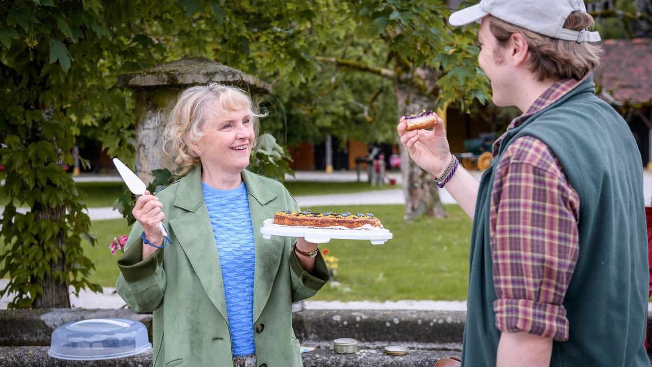 Gerry (Johannes Huth) überrascht seine Mutter Helene (Sabine Werner) mit neuer, positiver Energie. ARD/Christof Arnold