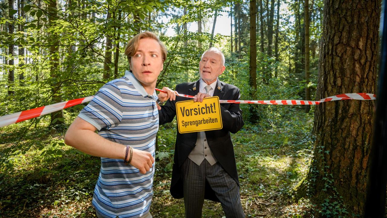 Gerry (Johannes Huth) und Alfons (Sepp Schauer) sind voller Sorge, als weder Shirin gefunden noch die Sprengung gestoppt werden kann.