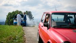 Gerry (Johannes Huth) und Shirin (Merve Çakir) kommen dem Pfarrer zu Hilfe, der eine Autopanne hat.
