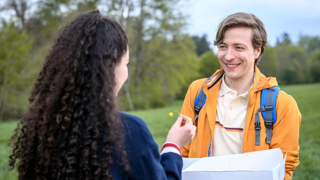 Bild: ARD/Christof Arnold Gerry (Johannes Huth) verliebt sich unsterblich in Shirin (Merve Çakır).