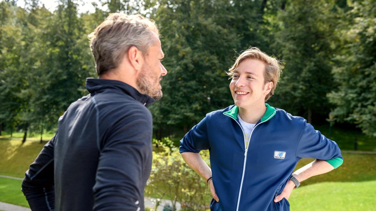 Gerry (Johannes Huth) vermutet, dass Erik (Sven Waasner) eine neue Verehrerin hat.