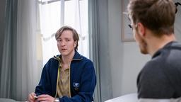 Gerry (Johannes Huth) verschweigt Max (Stefan Hartmann) unwohl den Betrug von Erik.