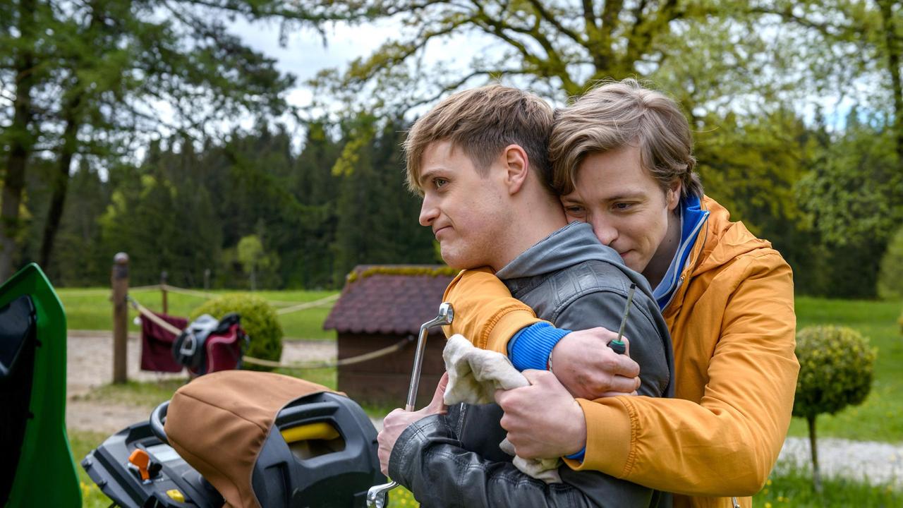 Gerry (Johannes Huth) verspricht Max (Stefan Hartmann), sich auf der Geburtstagsfeier zu benehmen.