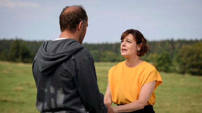 Bild: ARD/Christof Arnold Geschickt macht Xenia (Elke Winkens) Henning (Anton Algrang) ein schlechtes Gewissen.