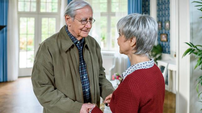 Bild: ARD/Christof Arnold Gottfried (Wilfried Klaus) und Christine (Simone Rethel) begrüßen sich voller Wiedersehensfreude.