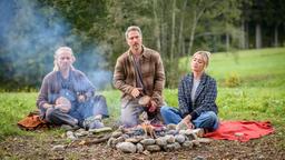 Greta (Laura Osswld) fällt es schwer, sich auf Michaels (Erich Altenkopf, l., mit Pablo Sprungala) Ritual einzulassen.