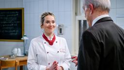 Greta (Laura Osswald, l. mit Dirk Galuba) ist aufgeregt, als ein Juror der Top-500-Jury am Fürstenhof absteigen wird.