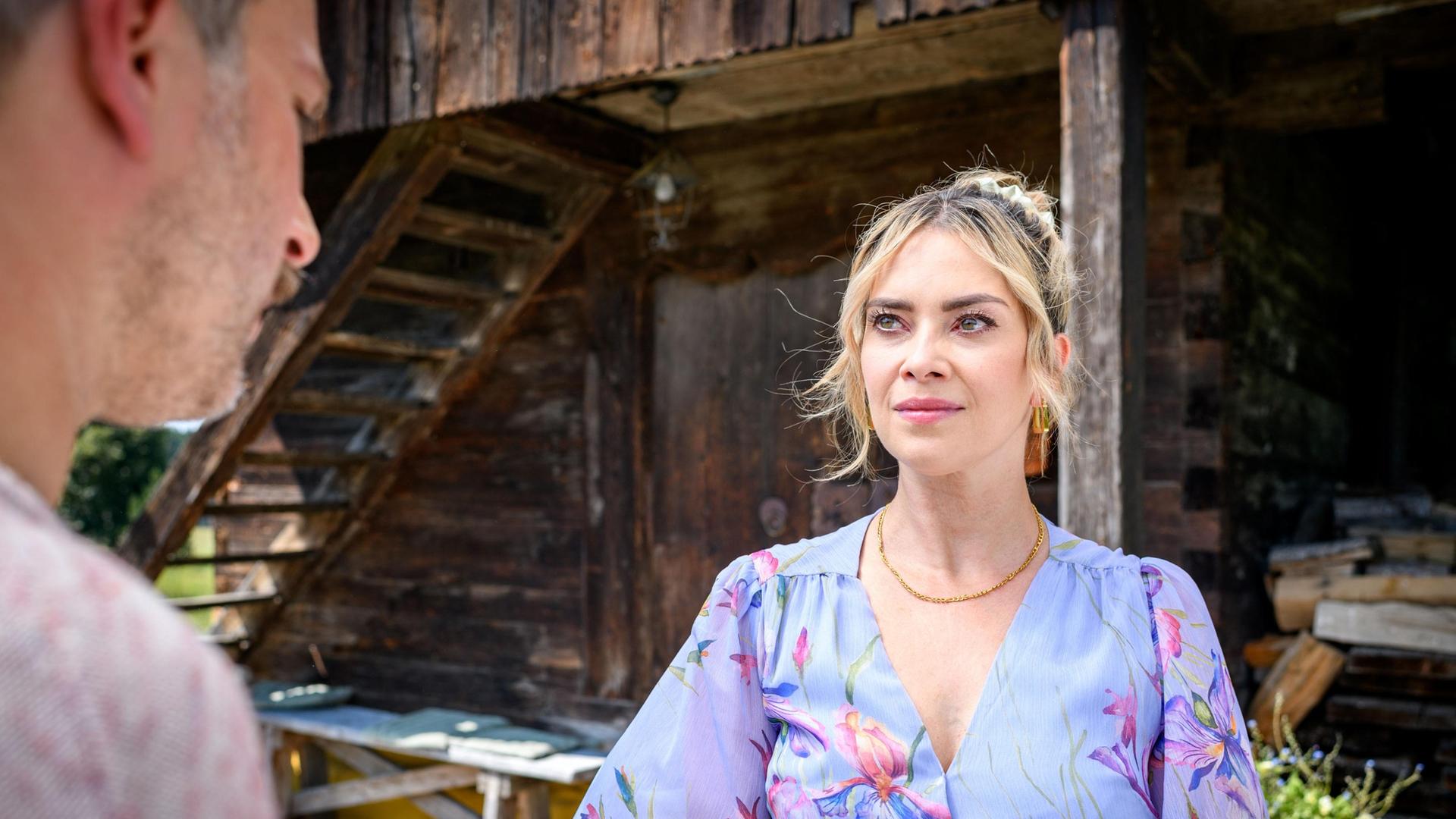 Greta (Laura Osswald) ist sehr berührt von Miros (Pablo Sprungala) offenen Worten.
