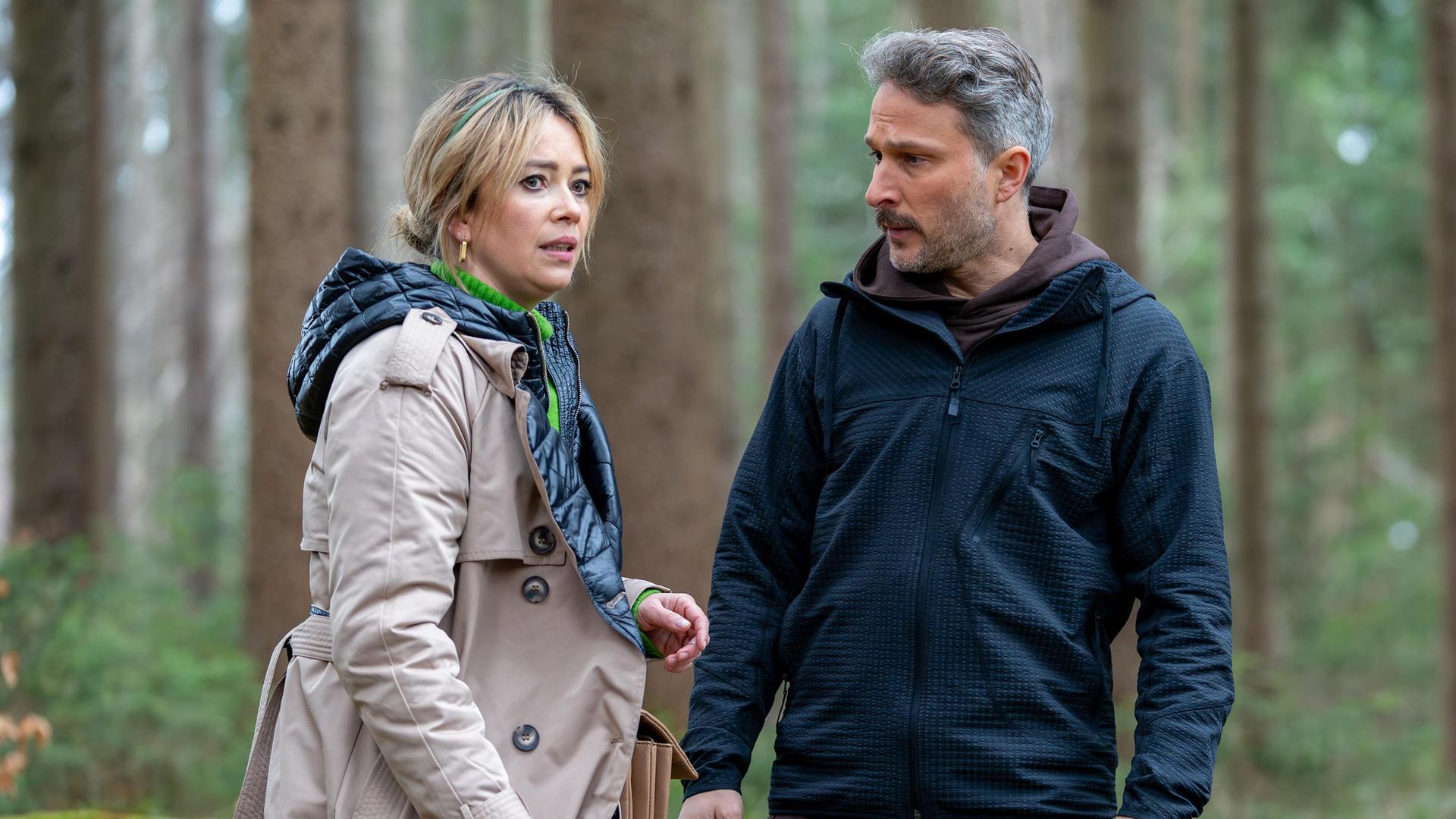Greta (Laura Osswald) ist überrascht, als ein Unbekannter (Pablo Sprungala) ihr seine Begleitung anbietet.