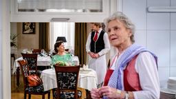 Greta ist überrascht, als Ricarda (Pia Hänggi, h.l., mit Antje Hagen) Werbung für ihr ausgefallenes Gericht macht. (mit Komparse)