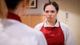 Greta (Laura Osswald) kommt Valentinas (Aylin Ravanyar) eigentlichem Problem mit ihr auf die Schliche.