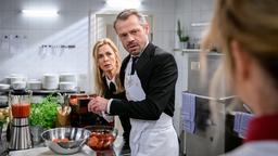 Greta (Laura Osswald) macht Erik (Sven Waasner) und Yvonne (Tanja Lanäus) bewusst, dass Robert ihnen ihre Notlüge nicht abgenommen hat.