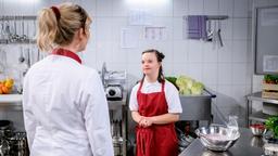 Greta (Laura Osswald) muss einen geplanten Ausflug mit Charly (Natalie Kim Lehmann) absagen.