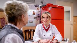 Greta (Laura Osswald, r., mit Antje Hagen) sieht klar in ihrer anstehenden Entscheidung für oder gegen ein Kind mit Behinderung.