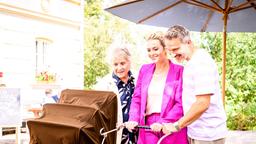 Greta (Laura Osswald, M., mit Pablo Sprungala, r. und Antje Hagen) träumt von der idealen Familie.