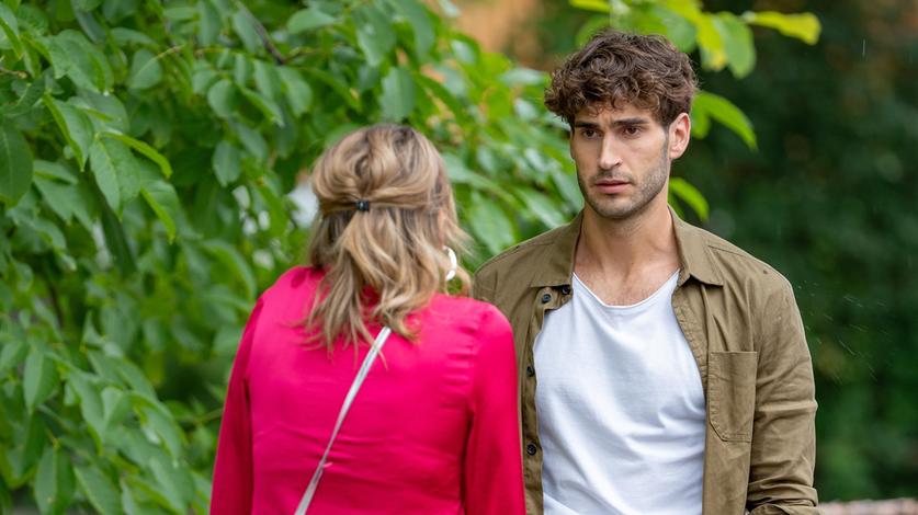 Greta (Laura Osswald,l) und Noah (Christopher Jan Busse,r) nehmen emotional voneinander Abschied.