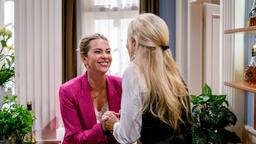 Greta (Laura Osswald) vertraut der erfreuten Yvonne (Tanja Lanäus)  ihre Entscheidung für das Kind an.