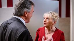 Günther (Johann Schuler) bittet Helene (Sabine Werner), seine Frau zu spielen.