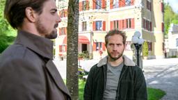 Hannes (Pablo Konrad) erzählt Florian (Arne Löber), dass er Maja einen Antrag gemacht hat.