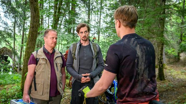 Bild: ARD/Christof Arnold Hannes (Pablo Konrad) erzählt Max (Stefan Hartmann) von seinem Verdacht, dass Florian sich in der Höhle infiziert haben könnte. Ein Experte (Komparse) soll Proben aus der Höhle nehmen.