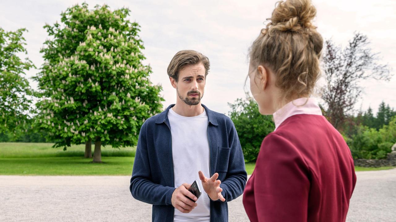 Hannes (Pablo Konrad) fordert Maja (Christina Arends) zu Optimismus bezüglich der Forschungsergebnisse für Florian auf.