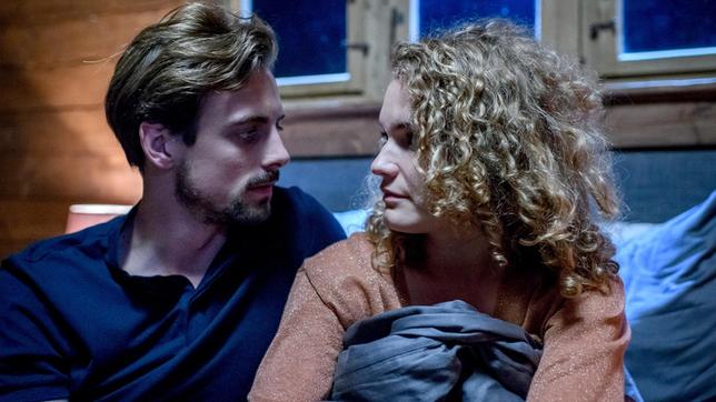 Hannes (Pablo Konrad) und Maja (Christina Arends) müssen gezwungenerweise die Nacht in der Romantikhütte verbringen.
