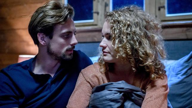 Bild: ARD/Christof Arnold Hannes (Pablo Konrad) und Maja (Christina Arends) müssen gezwungenerweise die Nacht in der Romantikhütte verbringen.