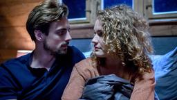 Hannes (Pablo Konrad) und Maja (Christina Arends) müssen gezwungenerweise die Nacht in der Romantikhütte verbringen.