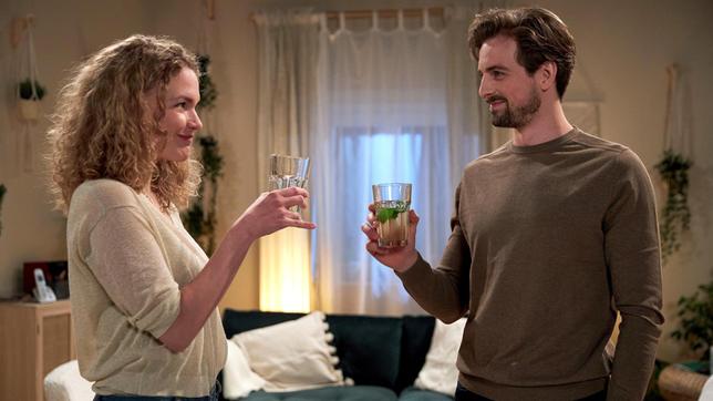 Bild: ARD/Bojan Ritan Hannes (Pablo Konrad) und Maja (Christina Arends) schwelgen in gemeinsamen Erinnerungen.