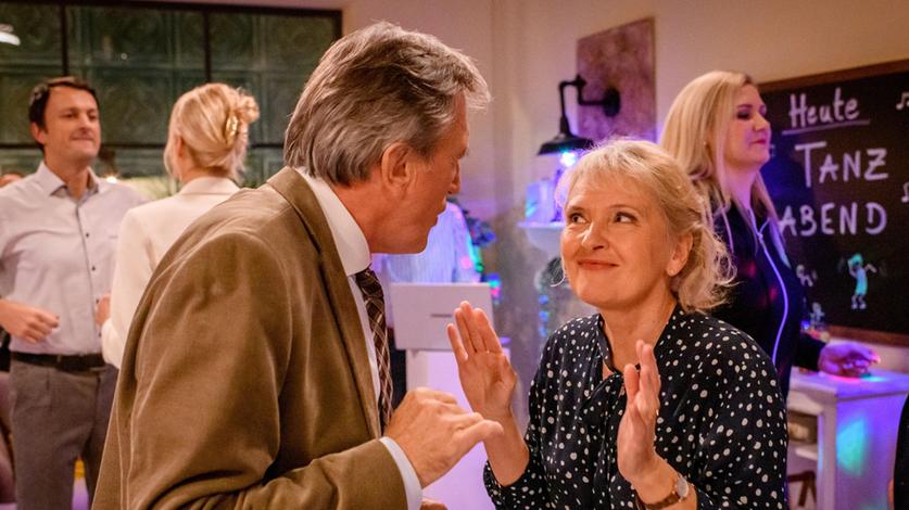 Helene (Sabine Werner, r. vorne) hat einen Magic Moment auf Günther (Johann Schuler, l. vorne).