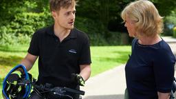 Helene (Sabine Werner) hofft gegenüber Max (Stefan Hartmann), weiter im Salon arbeiten zu können.