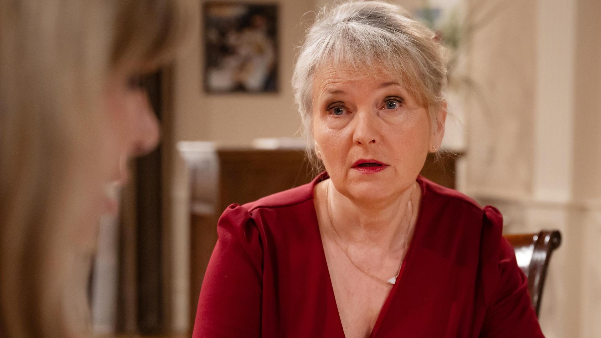 Helene (Sabine Werner) ist traurig, als Tonia (Sandra Steffl) nichts mehr mit ihr zu tun haben will.