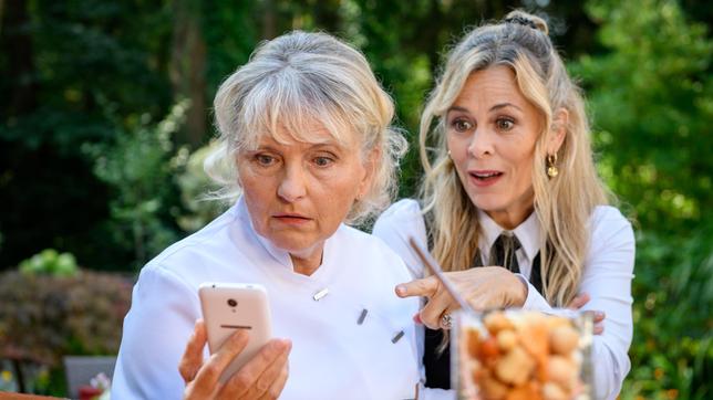 Bild: ARD/WDR/Christof Arnold Helene (Sabine Werner) und Yvonne (Tanja Lanäus) sind baff, als sie ein Match auf der App entdecken.