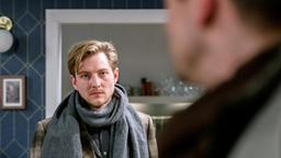 Henning (Matthias Zera) macht Paul (Sandro Kirtzel) schwere Vorwürfe.