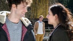 Henry (Patrick Dollmann) beobachtet nachdenklich Joshuas (Julian Schneider) Verhalten gegenüber Denise (Helen Barke).