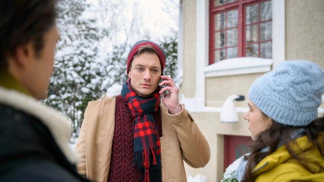 Bild: ARD/Christof Arnold Henry (Patrick Dollmann) erhält im Beisein von Denise (Helen Barke) und Joshua (Julian Schneider) einen schockierenden Anruf.