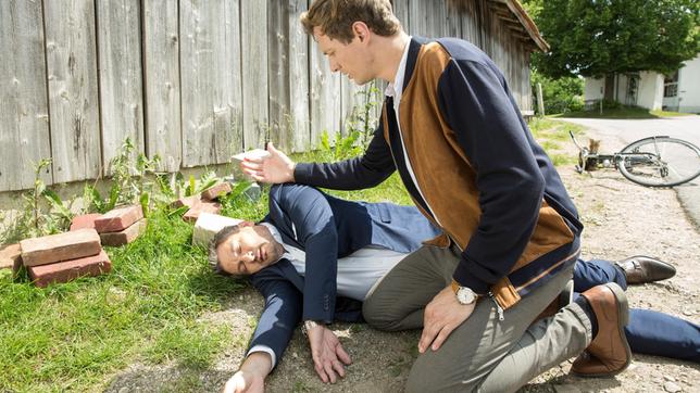Henry (Patrick Dollmann) findet den verletzten Christoph (Dieter Bach) und leistet Erste Hilfe.