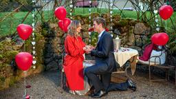 Henry (Patrick Dollmann) macht Jessica (Isabell Ege) einen romantischen Heiratsantrag.