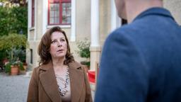 Henry (Patrick Dollmann) macht seiner Mutter (Bettina Redlich) mit dramatischen Worten klar, dass er ihr zutraut, mit dem Verschwinden seines Vaters etwas zu tun zu haben.