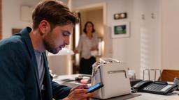 Henry (Elias Reichert) sorgt für eine Gelegenheit, an Sophias (Krista Birkner, h.) Handy zu kommen.
