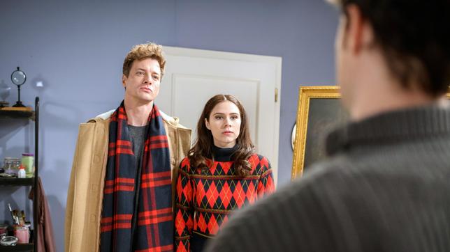 Bild: ARD/Christof Arnold Henry (Patrick Dollmann) und Denise (Helen Barke) sind von Joshuas (Julian Schneider) Geständnis überrascht.