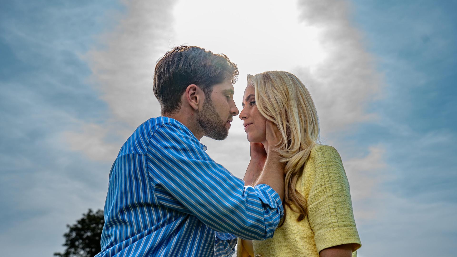 Henry (Elias Reichert) und Larissa (Vivien Wulf) werden ein Paar.