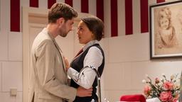 Henry (Elias Reichert) versichert Maxi (Katharina Schueba), dass er einen Plan hat, wie sie bald zusammen sein können.