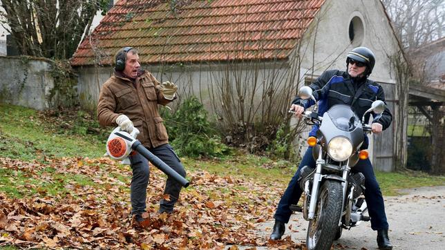 Bild: ARD/Bojan Ritan Herr Reiber (Joachim Nimtz) erschrickt sich vor Alfons' (Sepp Schauer) Motorrad.