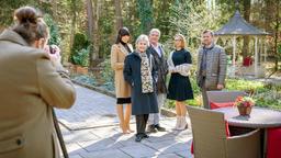 Hildegard (Antje Hagen), André (Joachim Lätsch), Josie (Lena Conzendorf) und die Küchencrew posieren für das Mitarbeiterfoto (mit Komparsen).