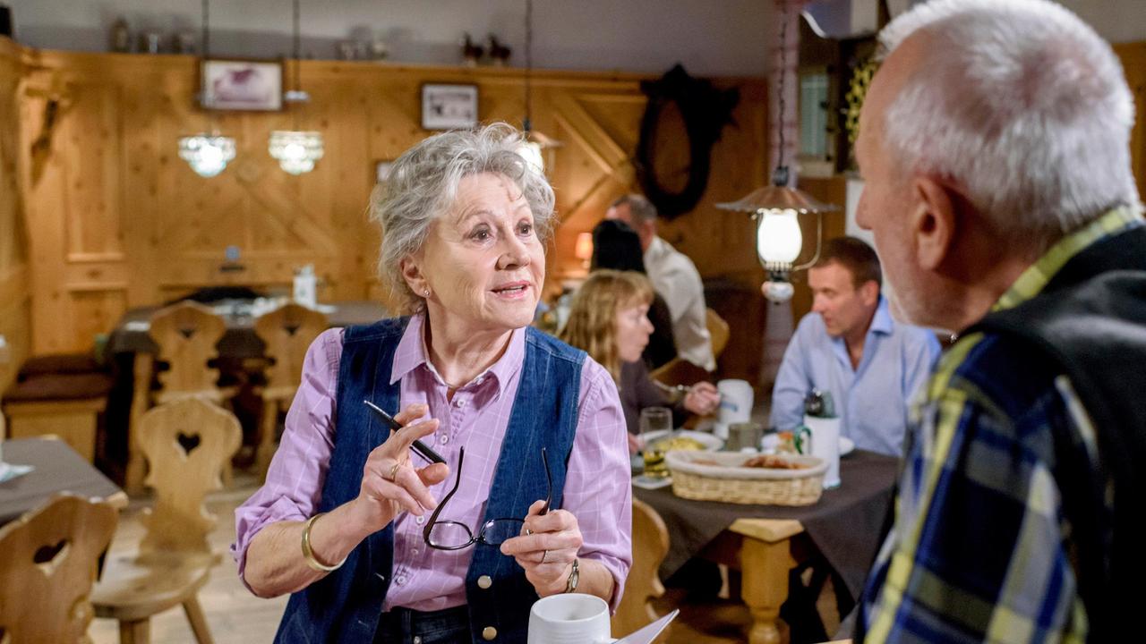 Hildegard (Antje Hagen) diskutiert mit Alfons (Sepp Schauer) über eine neue Werbekampagne für das neue Bier.