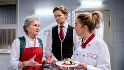 Hildegard (Antje Hagen, l. mit Laura Osswald, r. & Hanno Dobiat) macht sich Sorgen um jemanden, der ihr wichtig ist.