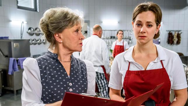 Bild: ARD/Christof Arnold Hildegard (Antje Hagen) rät Tina (Christin Balogh) zu einer Aussprache mit Oskar (mit Komparsen, h.).